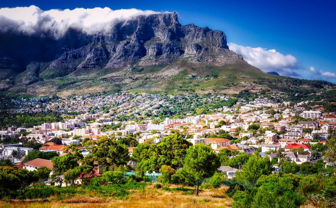 Table Mountain foi declarada uma das Novas Sete Maravilhas Naturais do Mundo em 2011, reforçando sua relevância internacional e seu valor como patrimônio natural. O título reconhece não apenas sua beleza, mas também sua importância ecológica e cultural para a África do Sul e para o mundo. Desde então, o fluxo de turistas aumentou significativamente, consolidando a montanha como um destino global e indispensável para quem visita a região.