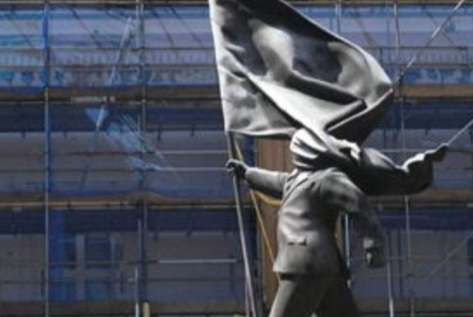 Obra surgida na calada da noite divide opiniões, mas autoridades de Londres decidem preservar estátua de Banksy