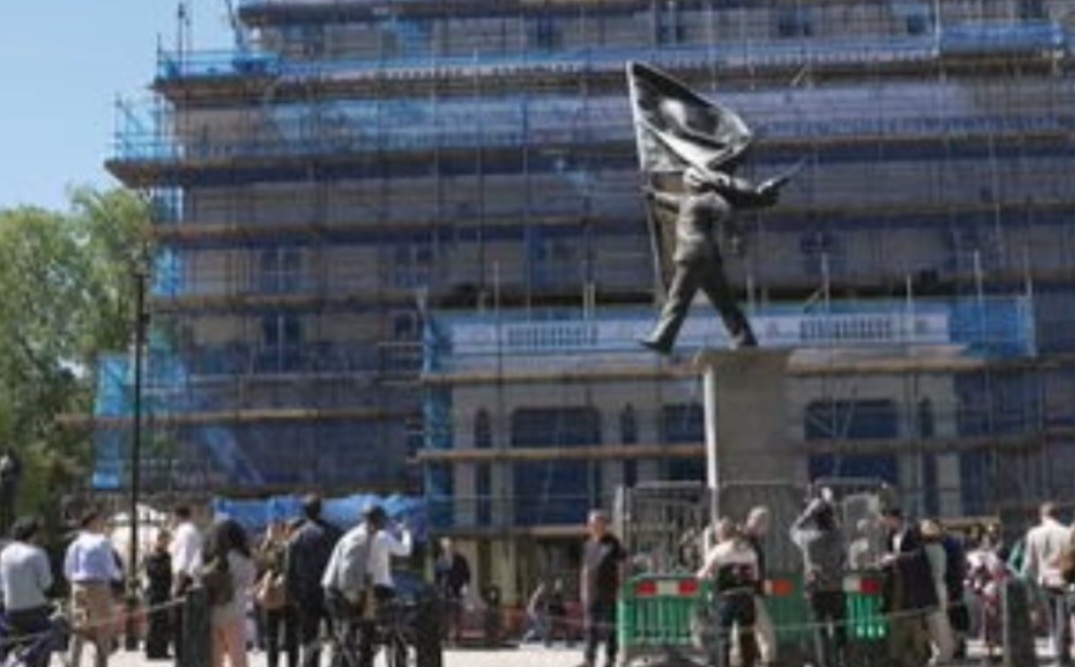 Diante da repercussão, as autoridades de Westminster enfrentaram o dilema de remover ou manter a escultura clandestina no local histórico. A decisão inicial foi de permitir a permanência da obra, reconhecendo seu valor artístico e o enorme interesse turístico gerado