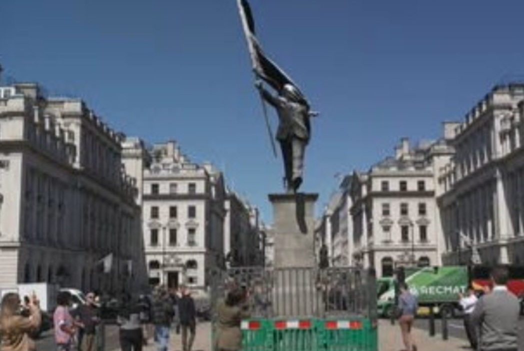 O conselho municipal afirmou que, embora existam medidas de segurança no local, não há planos para a retirada imediata do monumento. Essa postura reflete uma maior tolerância das autoridades, que cedem à pressão popular e à relevância global do artista de rua.