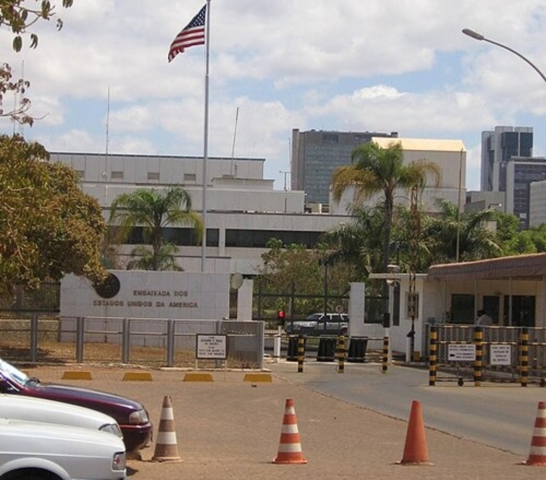 Entre as principais recomendações da Embaixada, está evitar exibir objetos de valor, como celulares, joias e passaportes, para reduzir o risco de furtos. Além disso, o público deve manter atenção ao que consome, incluindo alimentos e bebidas, e observar sempre o ambiente ao redor.