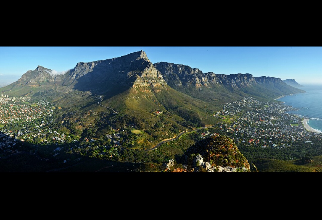 Table Mountain é parte integrante do Parque Nacional Table Mountain, criado para proteger sua biodiversidade e paisagem. A área é administrada com foco na conservação e no turismo sustentável, equilibrando preservação e acesso público. O parque é considerado um patrimônio natural essencial da África do Sul.