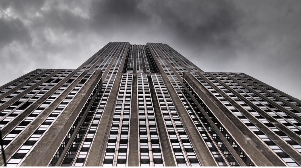O Empire State Building foi projetado pelos arquitetos Shreve, Lamb E Harmon, que adotaram o estilo art déco, caracterizado por linhas geométricas e elegância funcional. Sua fachada em pedra calcária e granito reflete a estética da época, enquanto o interior preserva detalhes originais que remetem ao glamour dos anos 1930. Essa combinação de monumentalidade e sofisticação consolidou o edifício como ícone arquitetônico mundial, inspirando projetos posteriores e mantendo relevância estética até ho