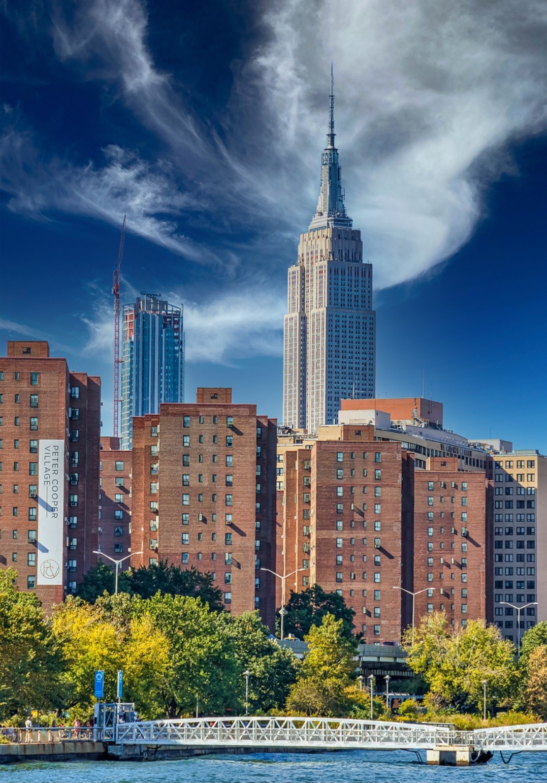 Durante quase 40 anos, o Empire State foi o edifício mais alto do mundo, até ser superado pelas Torres Gêmeas em 1971. Esse recorde consolidou sua fama internacional e atraiu visitantes que buscavam conhecer o “maior prédio do planeta”. Mesmo após perder o título, manteve o prestígio como ícone da verticalidade urbana e referência de ambição arquitetônica.