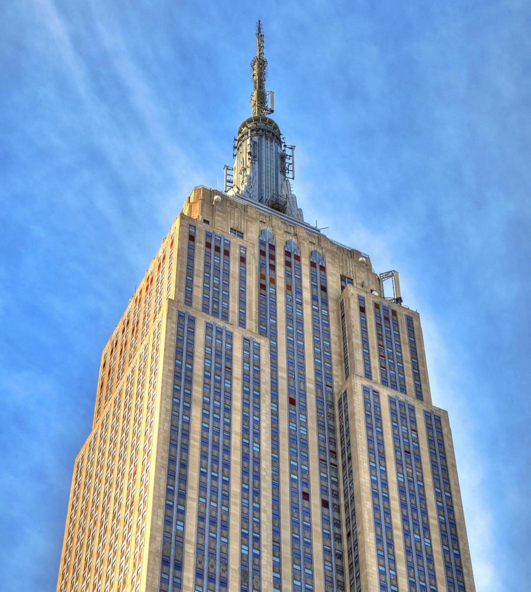 A antena instalada no topo do edifício tornou-se essencial para transmissões de rádio e televisão em Nova York. Desde os anos 1950, o prédio desempenha papel estratégico na comunicação da cidade, ampliando sua relevância além da arquitetura. Essa função tecnológica reforça sua importância como infraestrutura urbana e como símbolo da modernidade que acompanha a evolução da metrópole.
