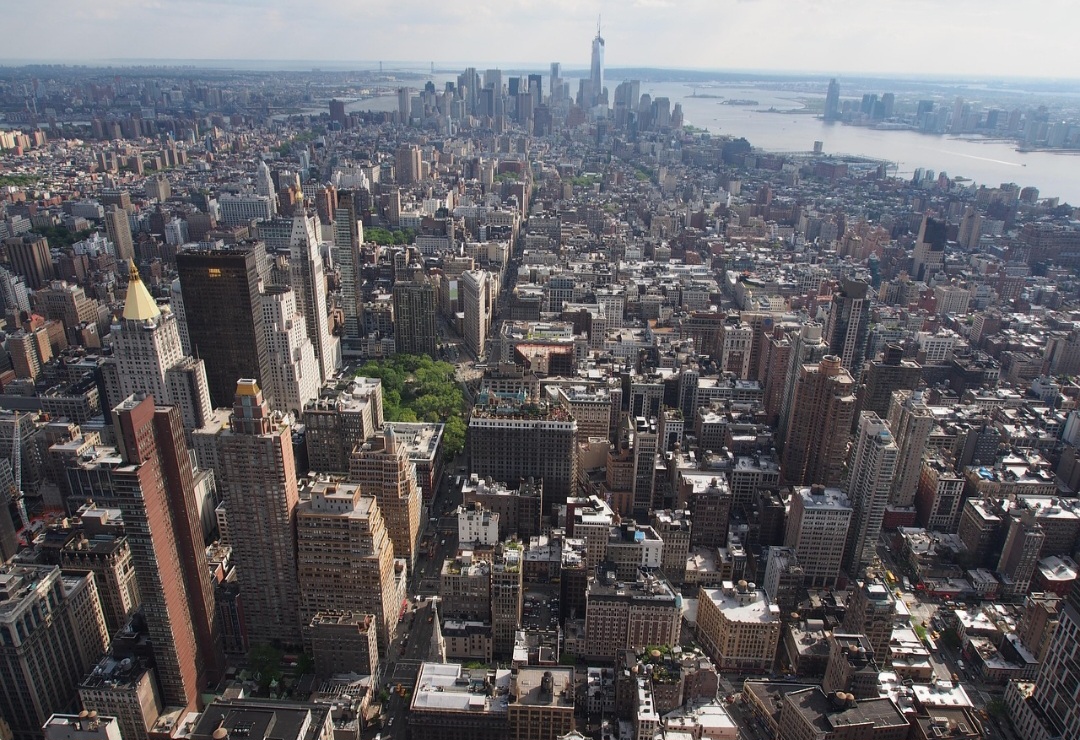Os observatórios nos andares 86 e 102 oferecem vistas espetaculares de Nova York, atraindo milhões de visitantes todos os anos. São considerados experiências obrigatórias para quem visita a cidade. 