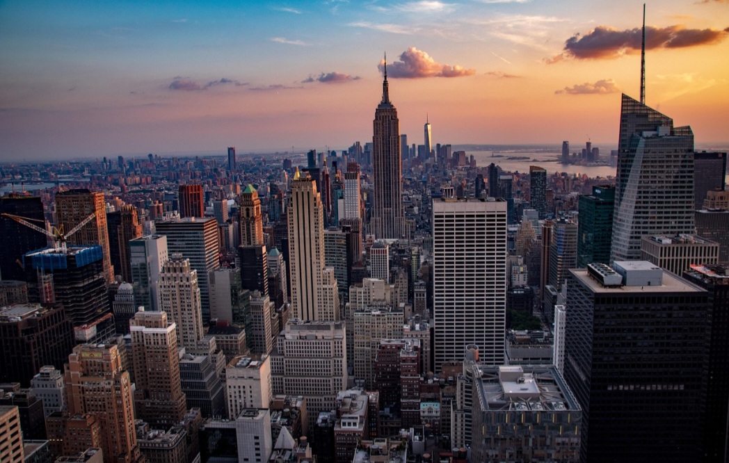 Nos últimos anos, o edifício passou por reformas para melhorar sua eficiência energética e reduzir emissões de carbono. Projetos de modernização incluíram janelas isolantes e sistemas inteligentes de climatização, tornando-o referência em sustentabilidade. Essa adaptação mostra como um ícone histórico pode se reinventar para o futuro sem perder sua essência original.
