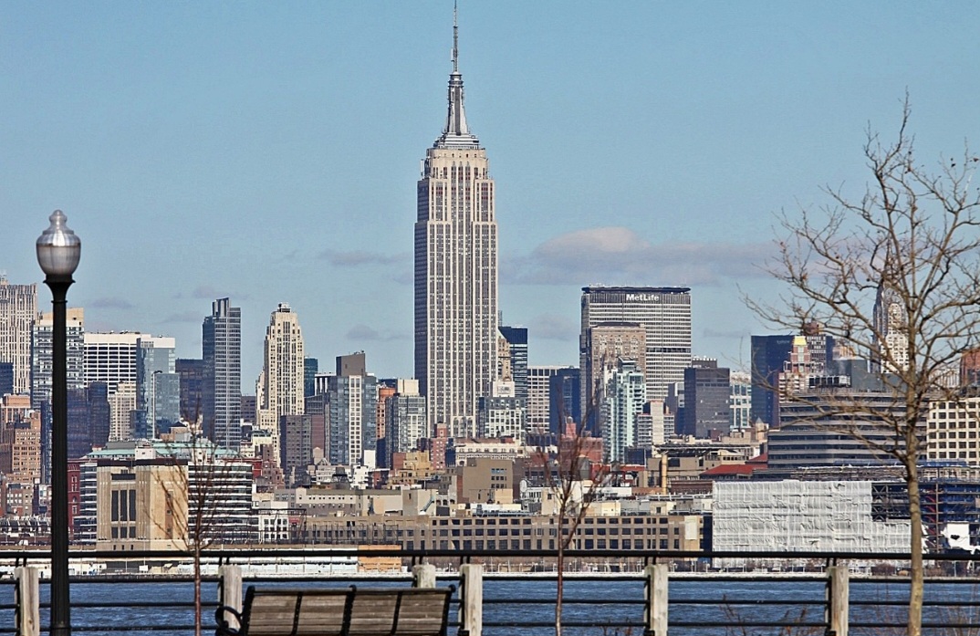 O Empire State recebe cerca de 4 milhões de visitantes por ano, tornando-se um dos pontos turísticos mais movimentados de Nova York. O fluxo constante de turistas contribui para a economia local e reforça sua posição como símbolo da cidade. A experiência de visitar o prédio é considerada inesquecível por viajantes do mundo inteiro e continua a inspirar novas gerações.
