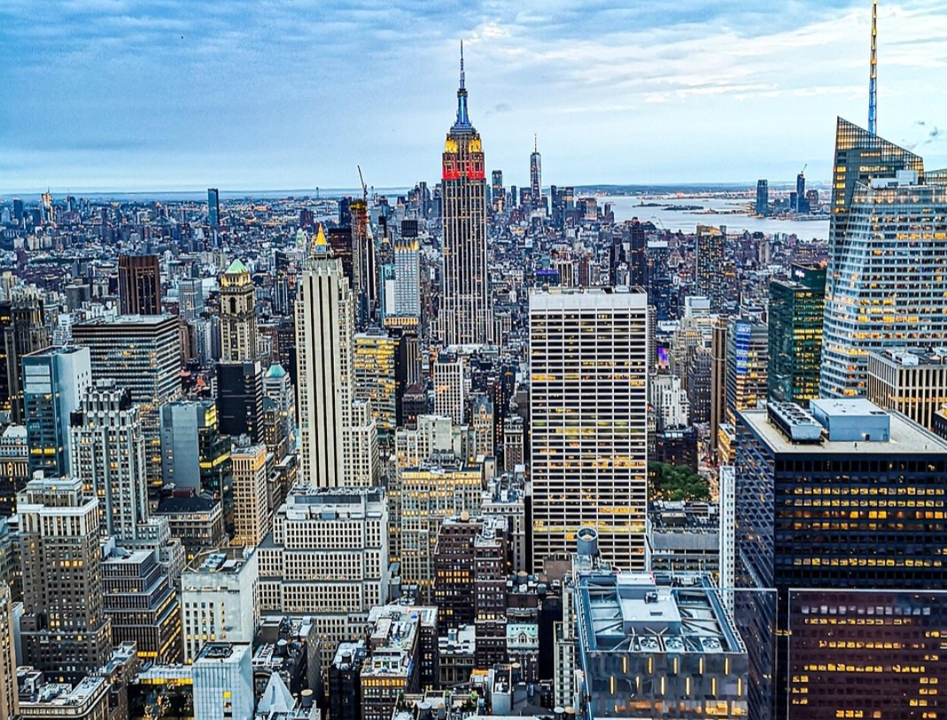 O Empire State Building é palco de celebrações como casamentos, shows e eventos corporativos. Sua estrutura versátil permite que seja usado tanto como espaço turístico quanto como cenário de experiências únicas. Essa multifuncionalidade reforça seu papel como centro de vida cultural e social em Nova York, mantendo-o sempre presente no cotidiano da cidade.
