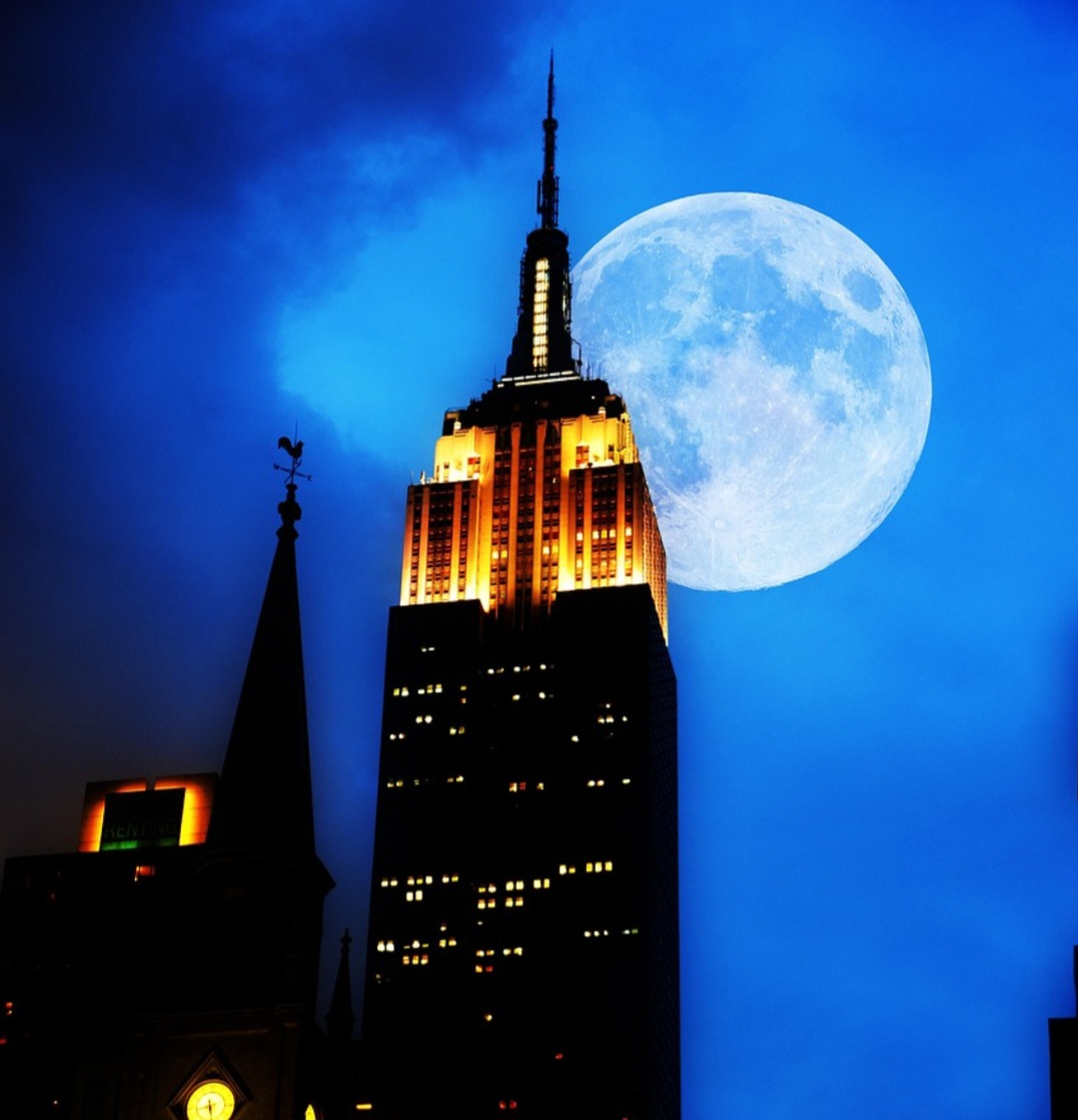 O edifício é famoso por sua iluminação noturna, que muda de cores para celebrar eventos, feriados e causas sociais. Essa tradição começou na década de 1970 e hoje é controlada por sistemas digitais que permitem efeitos dinâmicos e criativos. A cada noite, o Empire State se transforma em espetáculo visual que conecta o prédio à vida cultural da cidade e reforça sua identidade como ícone urbano.
