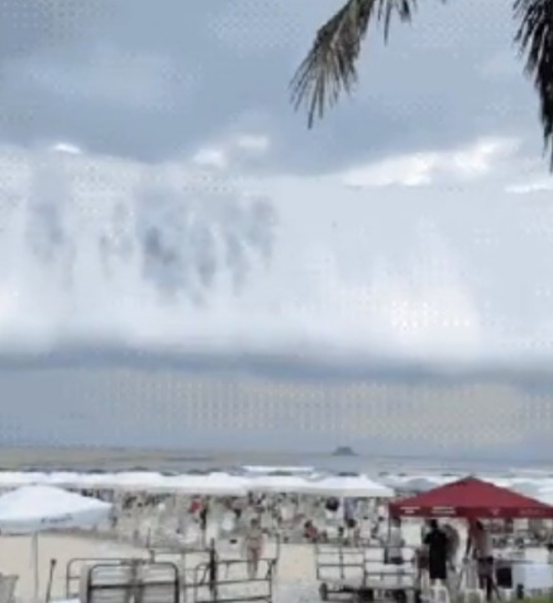 Apesar do visual impressionante, o fenômeno é conhecido como nuvem de rolo (volutus) e está ligado à passagem de uma tempestade. Ele se forma quando o ar frio da chuva avança e empurra o ar quente, podendo trazer rajadas de vento, mas sem representar perigo direto como um tsunami real.