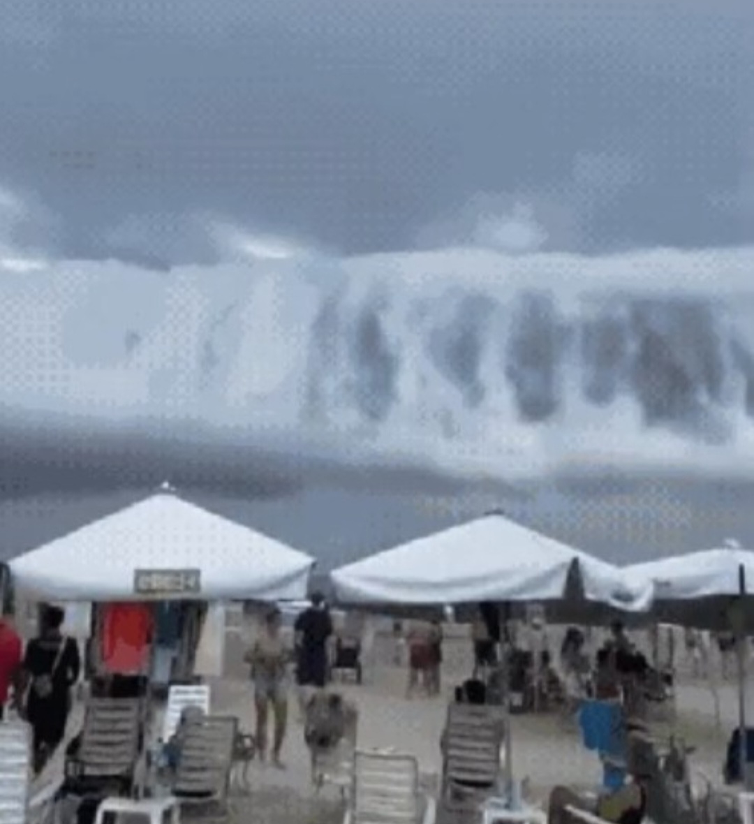 Uma nuvem com aparência de “tsunami” chamou a atenção de banhistas na praia da Riviera de São Lourenço, em Bertioga (SP), no dia 2 de maio. A formação extensa e densa, semelhante a uma grande onda no céu, gerou surpresa e rapidamente viralizou nas redes sociais. -  (crédito: reprodução de vídeo redes sociais)