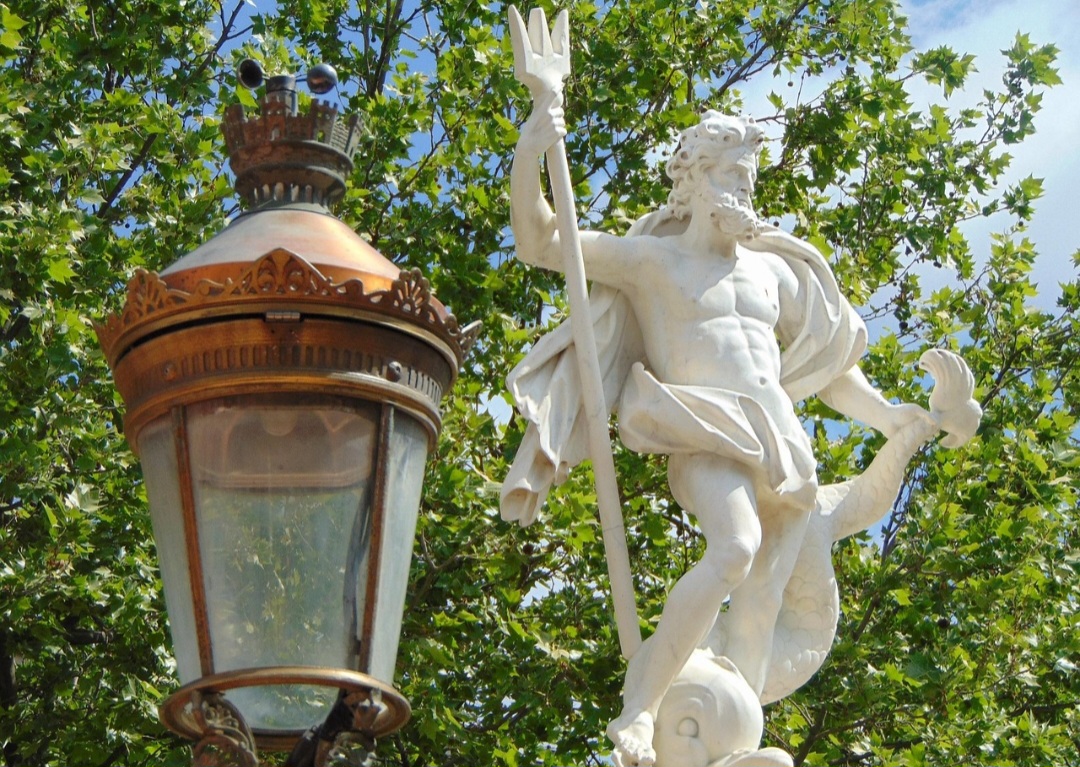 Outro deus importante é Poseidon, irmão de Zeus, que governa os mares. Ele era temido por sua capacidade de provocar tempestades e terremotos, refletindo o caráter imprevisível da natureza.