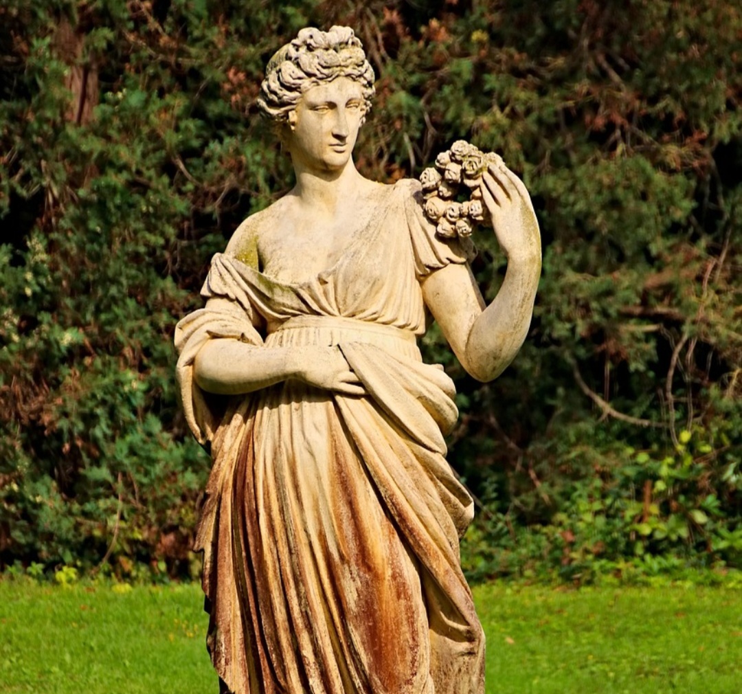 Afrodite representa o amor e a beleza, sendo uma das figuras mais populares da mitologia. Sua influência está ligada às paixões humanas e aos relacionamentos.