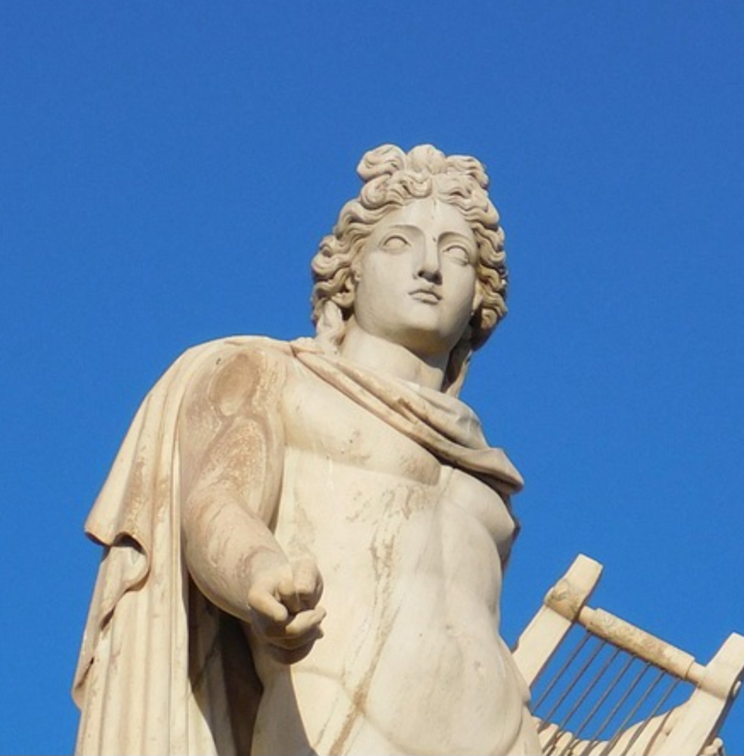 Apolo é um dos deuses mais versáteis da mitologia grega, ligado à luz, à música, à medicina e às profecias. Filho de Zeus e irmão gêmeo de Ártemis, ele também era associado ao Sol em fases posteriores da tradição. Seu oráculo em Delfos era um dos mais respeitados do mundo antigo.