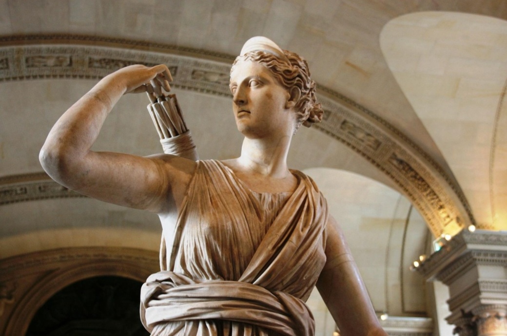 Ártemis, por sua vez, é a deusa da caça, da natureza selvagem e da proteção das mulheres e crianças. Independente e ligada aos ciclos naturais, ela simboliza a liberdade e a força feminina. Frequentemente representada com arco e flechas, é uma das divindades mais reverenciadas do panteão grego.