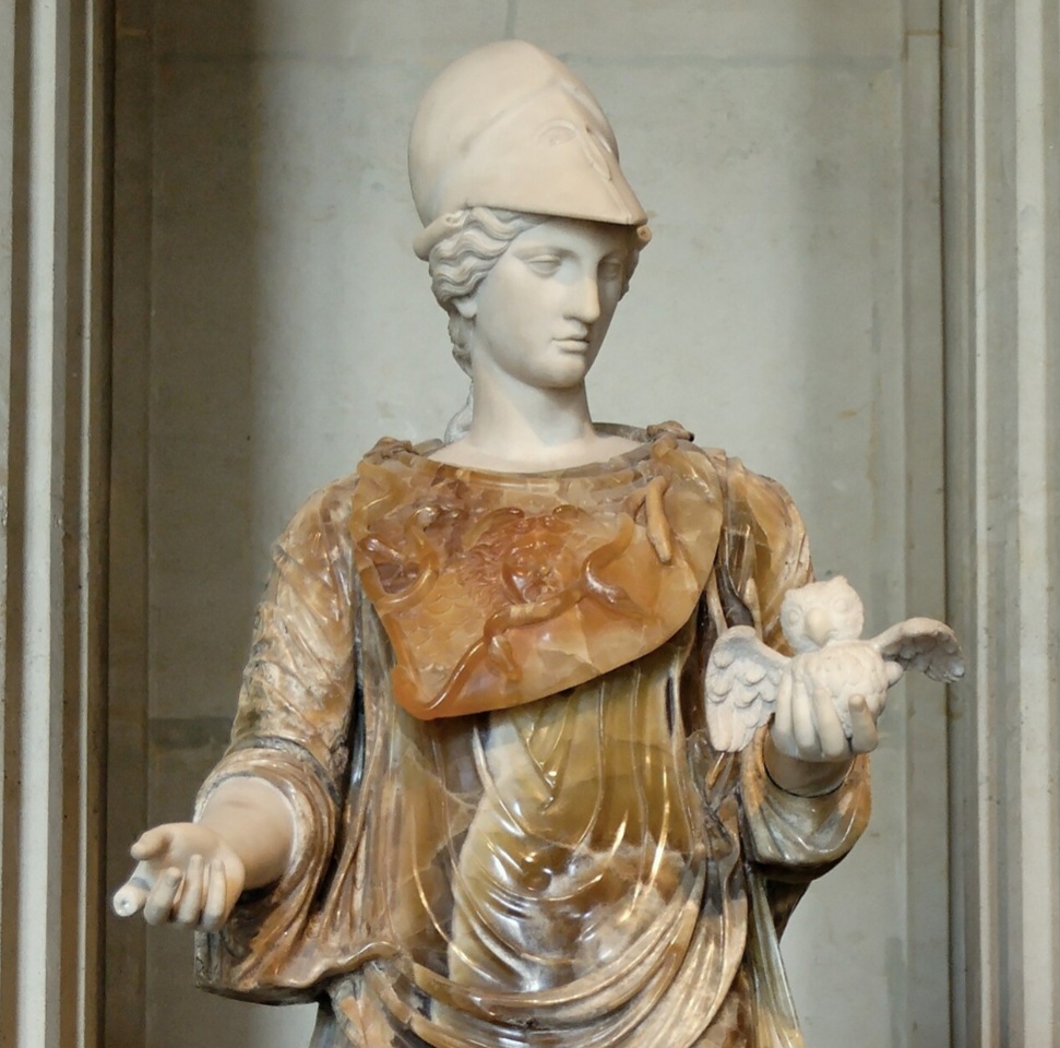 Atena é uma das divindades mais importantes da mitologia grega, conhecida como a deusa da sabedoria, da estratégia de guerra e das artes. Ela representa a inteligência e o pensamento racional, diferentemente de outras divindades ligadas à força bruta.