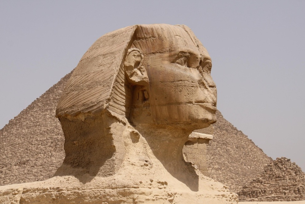 A erosão causada pelo vento e pela areia do deserto contribuiu para o desgaste da Esfinge ao longo dos séculos. Relatos históricos indicam ataques intencionais, como a destruição do nariz, provavelmente no período medieval. Desde a Antiguidade houve tentativas de restaurar partes da estátua. A preservação atual envolve, portanto, técnicas modernas de arqueologia e engenharia para conter danos futuros.