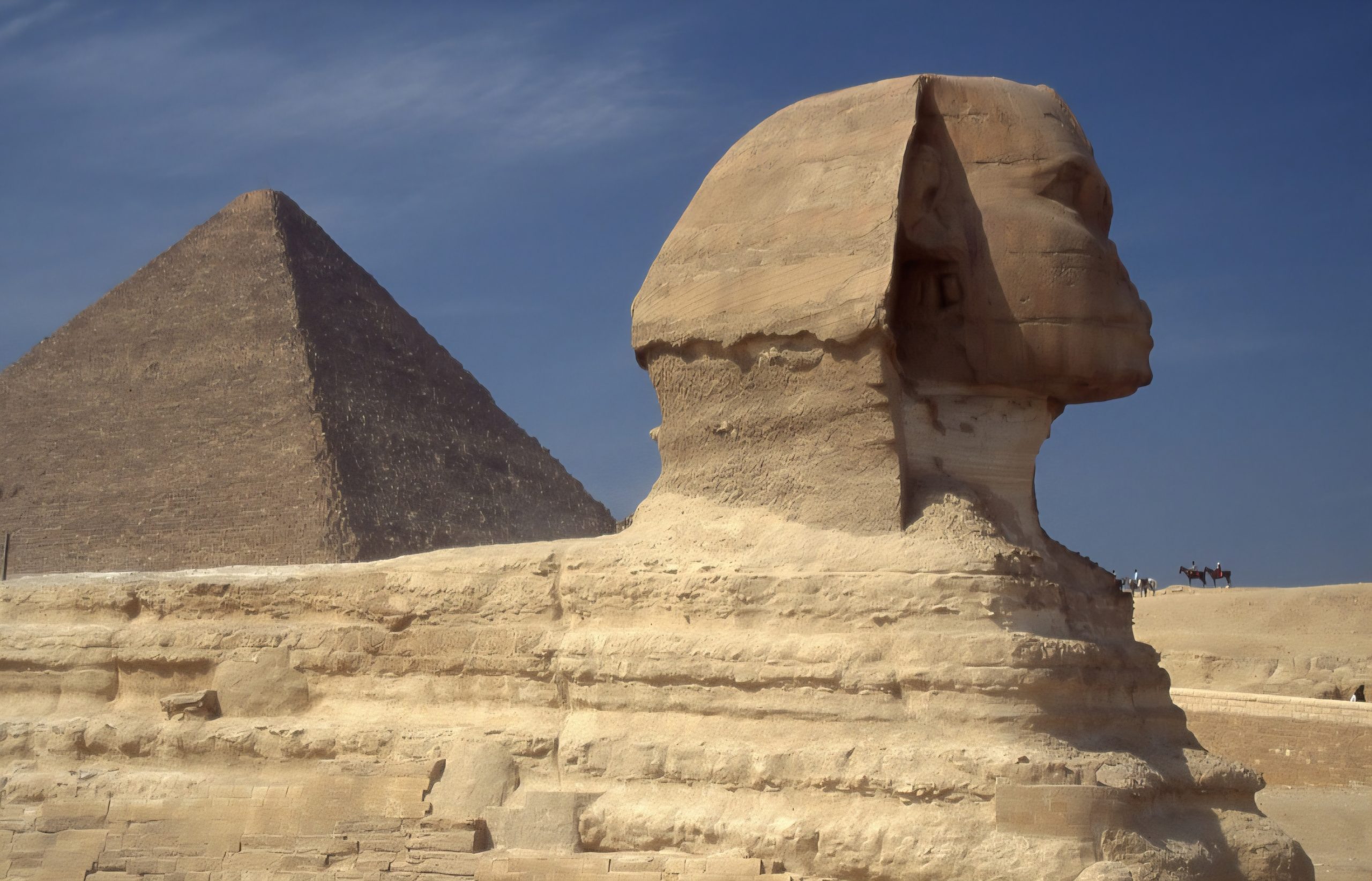 A Esfinge também inspirou teorias esotéricas e místicas, muitas vezes distantes da arqueologia científica. Alguns autores sugerem que ela guarda segredos ocultos ou até mesmo passagens subterrâneas. Há quem acredite que a construção envolva conhecimentos avançados de astronomia. Essas hipóteses, embora sem comprovação, servem de alimento para o imaginário popular.