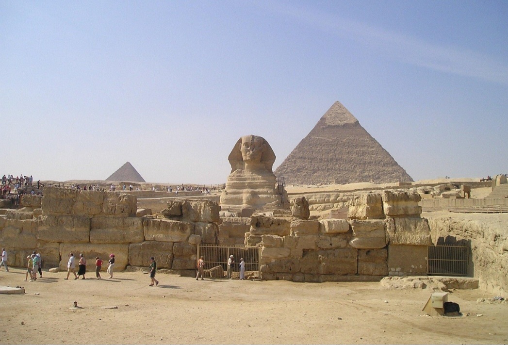 O turismo moderno transformou a Esfinge em um dos pontos mais visitados do Egito, com milhares de pessoas viajando anualmente para contemplar sua imponência. O monumento tornou-se símbolo nacional e patrimônio cultural da humanidade. Sua imagem é amplamente divulgada em livros, filmes e documentários. Essa popularidade contribui para a economia local e para a valorização do patrimônio histórico. 