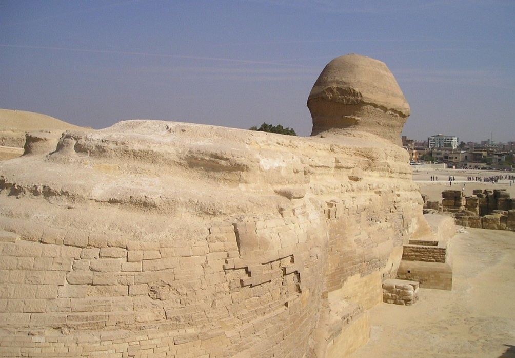 O nome “Esfinge” foi atribuído pelos gregos séculos depois, inspirado em sua própria criatura mitológica que desafiava viajantes com enigmas. Para os egípcios, a estátua era chamada de “Hor-em-akhet”, que significa “Hórus no horizonte”, reforçando sua ligação com o deus solar e o ciclo da vida. O culto ao sol era central na religiosidade egípcia, e a Esfinge representava a conexão entre o faraó e o divino, legitimando seu poder. Assim, sua identidade transcende a mera escultura, tornando-se símb