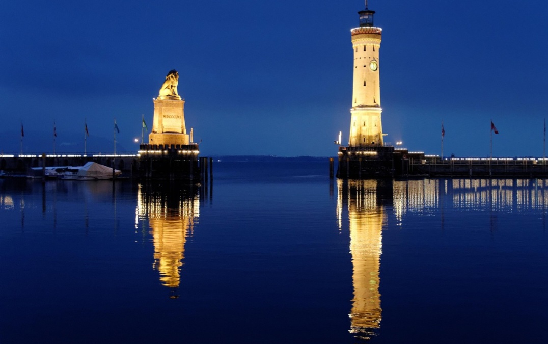 A história de Lindau remonta ao século 9, quando foi mencionada pela primeira vez em documentos oficiais, e ao longo dos séculos tornou-se importante centro comercial devido à sua posição estratégica no Lago de Constança. 