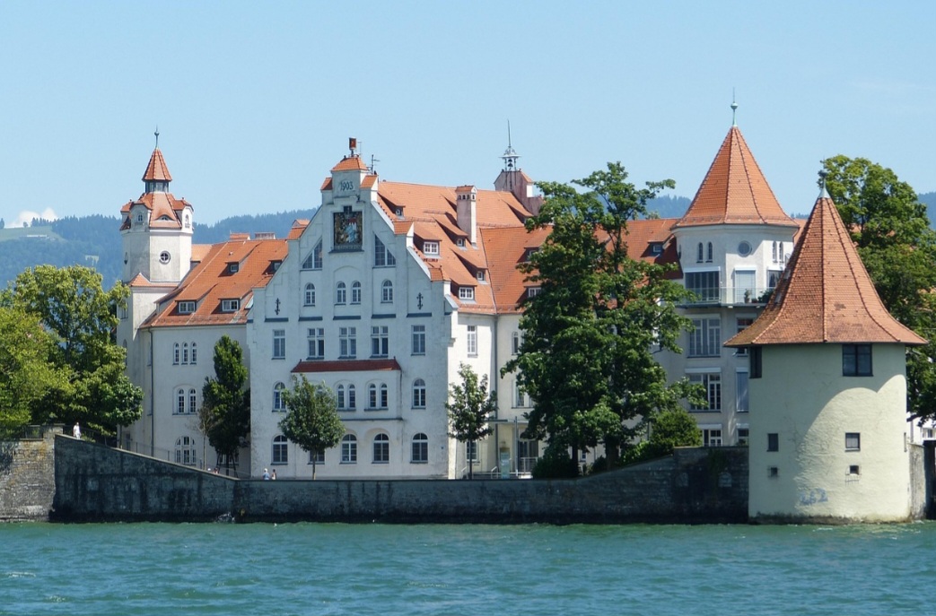 Lindau é conhecida por sediar o encontro anual de ganhadores do Prêmio Nobel, reunindo cientistas renomados e jovens pesquisadores de diferentes países. Essa tradição reforça o papel da cidade como centro de conhecimento e inovação, promovendo trocas de ideias que fortalecem a ciência internacional. O evento coloca Lindau no mapa global da pesquisa e projeta sua relevância além do turismo.
