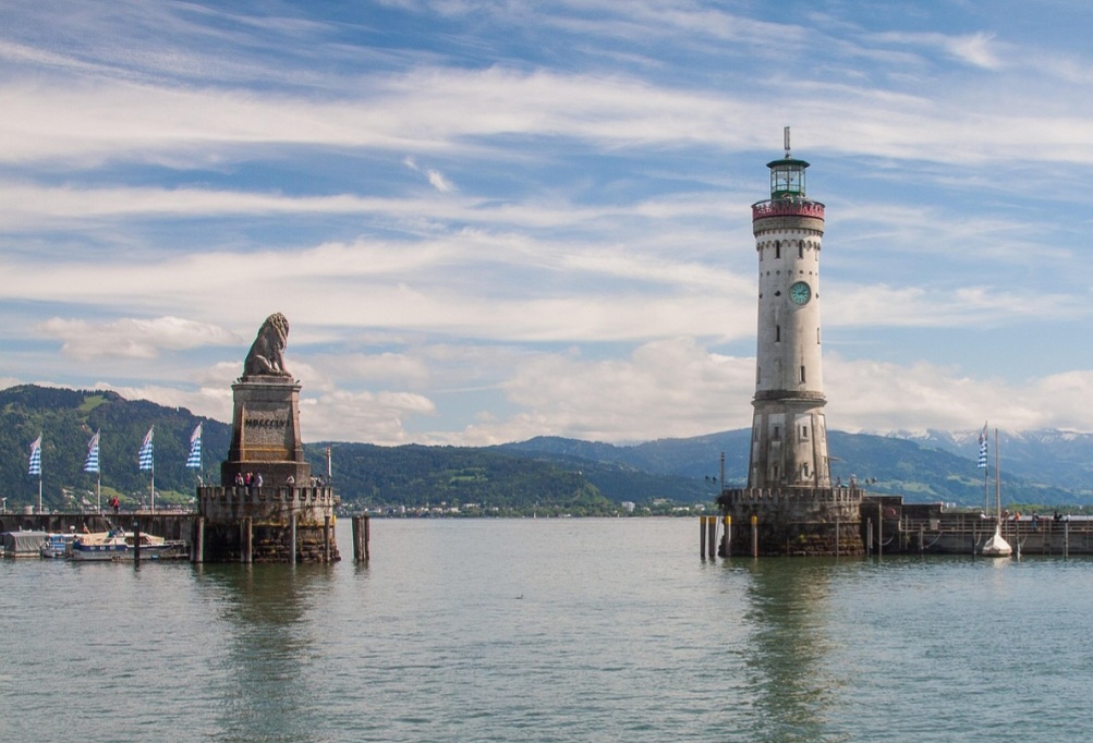 A atmosfera vibrante mistura turismo e vida cotidiana, ainda mais com o porto, o farol e a estátua do leão bávaro, que funcionam como cartão-postal e símbolo da identidade local. Esses elementos reforçam a importância da cidade como ponto cultural e turístico.