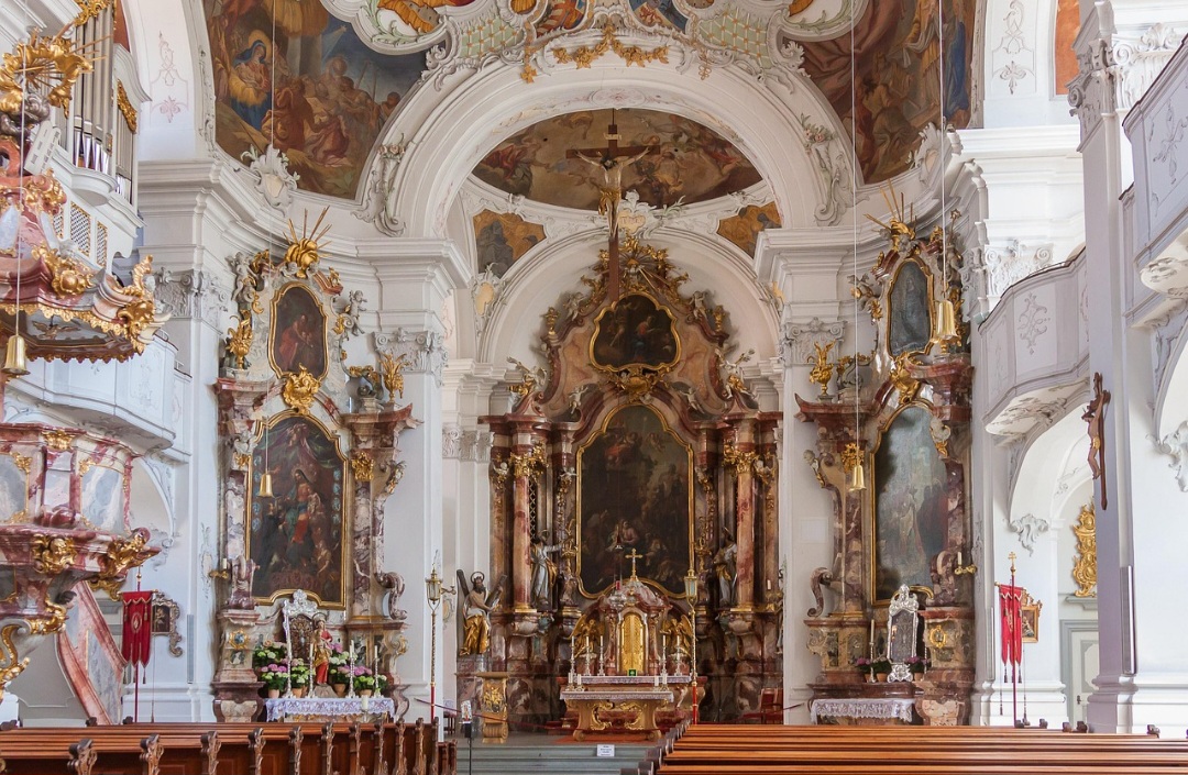 As igrejas históricas de Lindau revelam sua herança religiosa, como a Igreja de São Pedro, que guarda afrescos medievais, e a Igreja de São Estêvão, marcada pela arquitetura gótica. Templos como esses funcionam como testemunhos da fé e da arte ao longo dos séculos, preservando tradições espirituais e culturais. Visitá-los significa mergulhar na história local e compreender a dimensão religiosa da cidade.