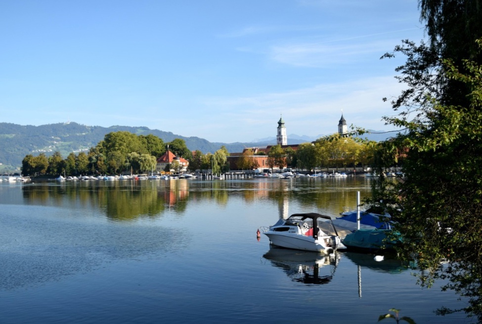 O Lago de Constança, onde Lindau se encontra, é um dos maiores da Europa Central, conectando Alemanha, Áustria e Suíça, e oferecendo passeios de barco, esportes aquáticos e trilhas ao redor. A vista panorâmica das montanhas alpinas completa o cenário, tornando-o destino de lazer e contemplação. 