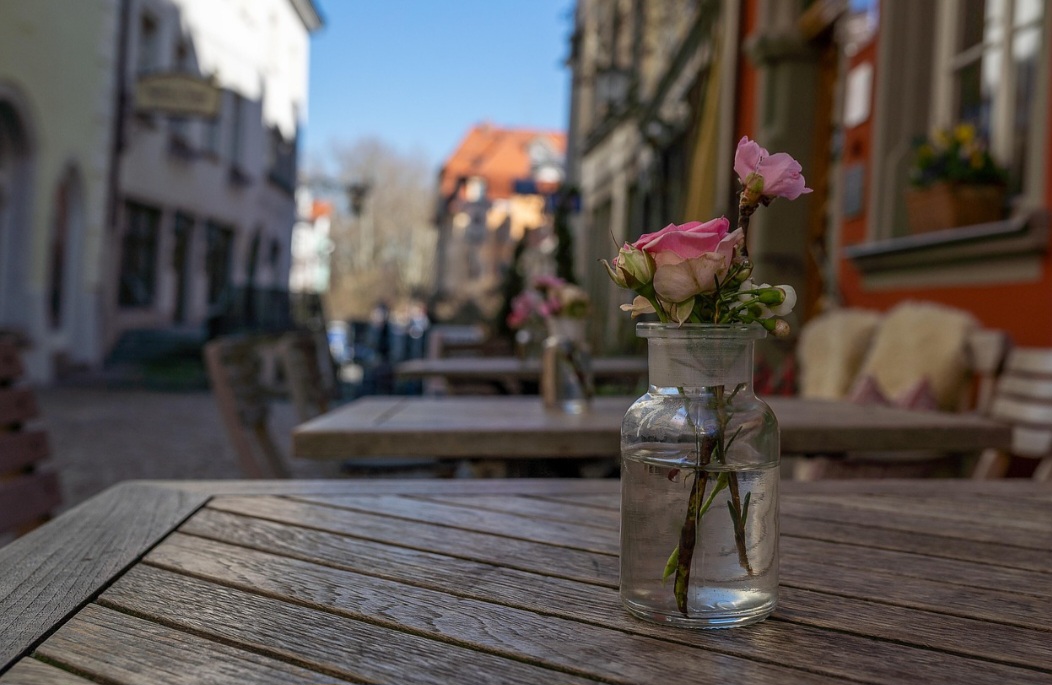 A Maximilianstrasse é a principal rua da ilha e concentra grande parte da vida urbana, reunindo lojas, cafés e edifícios históricos que criam uma atmosfera vibrante e acolhedora. O passeio revela a mistura entre tradição e modernidade, tornando-se espaço de convivência harmoniosa entre moradores e turistas. Como coração pulsante da cidade, a rua traduz a identidade cultural de Lindau.