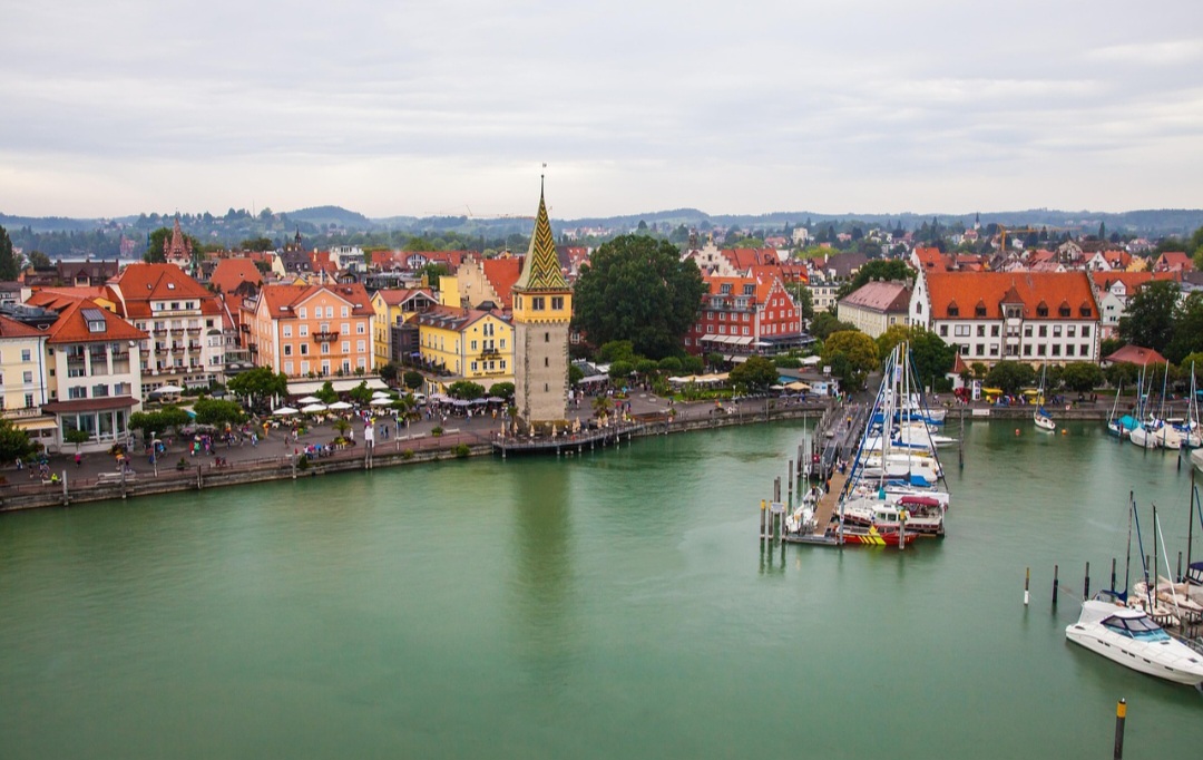 A cidade prosperou com o comércio de vinho, sal e tecidos, consolidando sua relevância regional e deixando marcas preservadas em museus e na arquitetura medieval. 