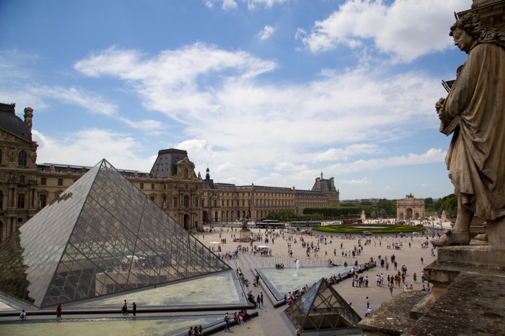 Atualmente, o Louvre recebe cerca de 9 milhões de visitantes anuais. Com a reforma, a expectativa é melhorar o fluxo interno de circulação, aumentar o conforto dos visitantes e reforçar as condições de segurança do museu.  Um dos focos do projeto é a criação de uma nova entrada pela fachada leste, além da implantação de percursos mais eficientes dentro do complexo. A proposta também prevê a revitalização urbanística da área situada diante da Colunata, com uma composição paisagística mais arboriz