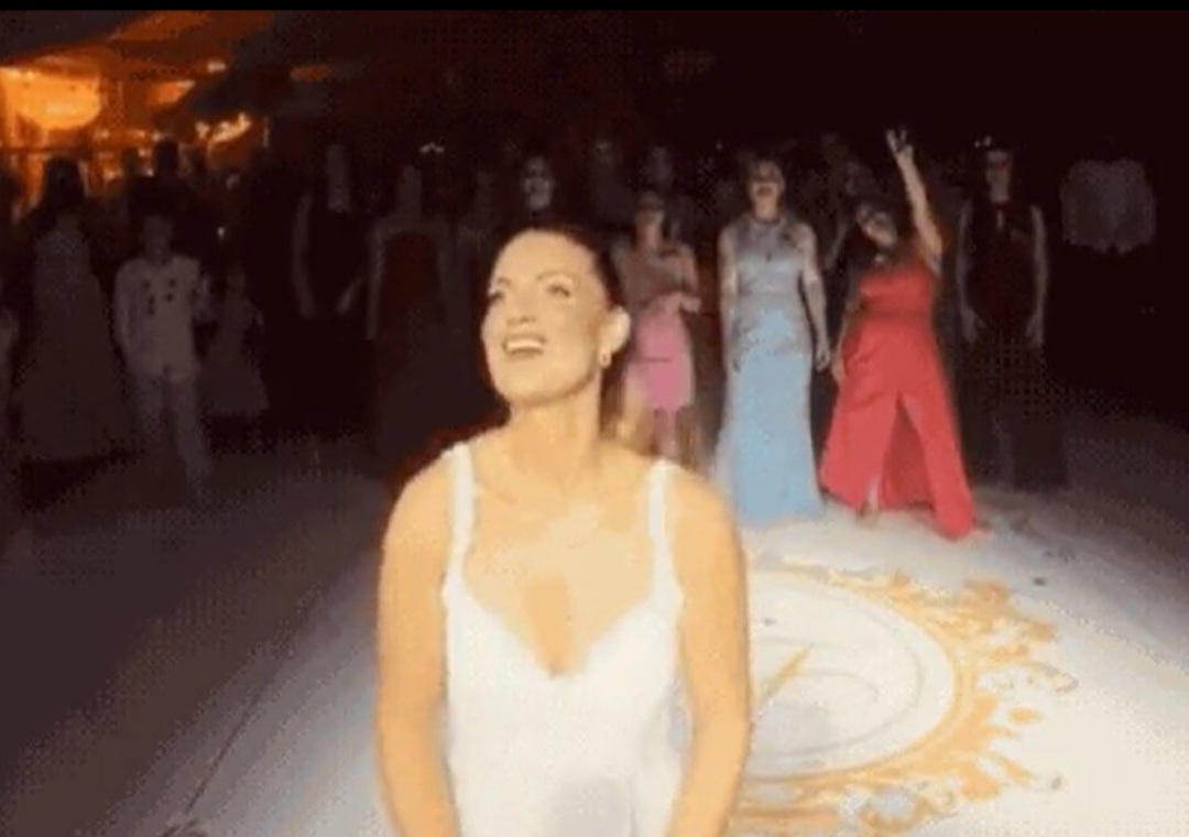 Noiva viraliza ao trocar buquê por canetas emagrecedoras em casamento surpreendente - Reprodução de redes sociais 
