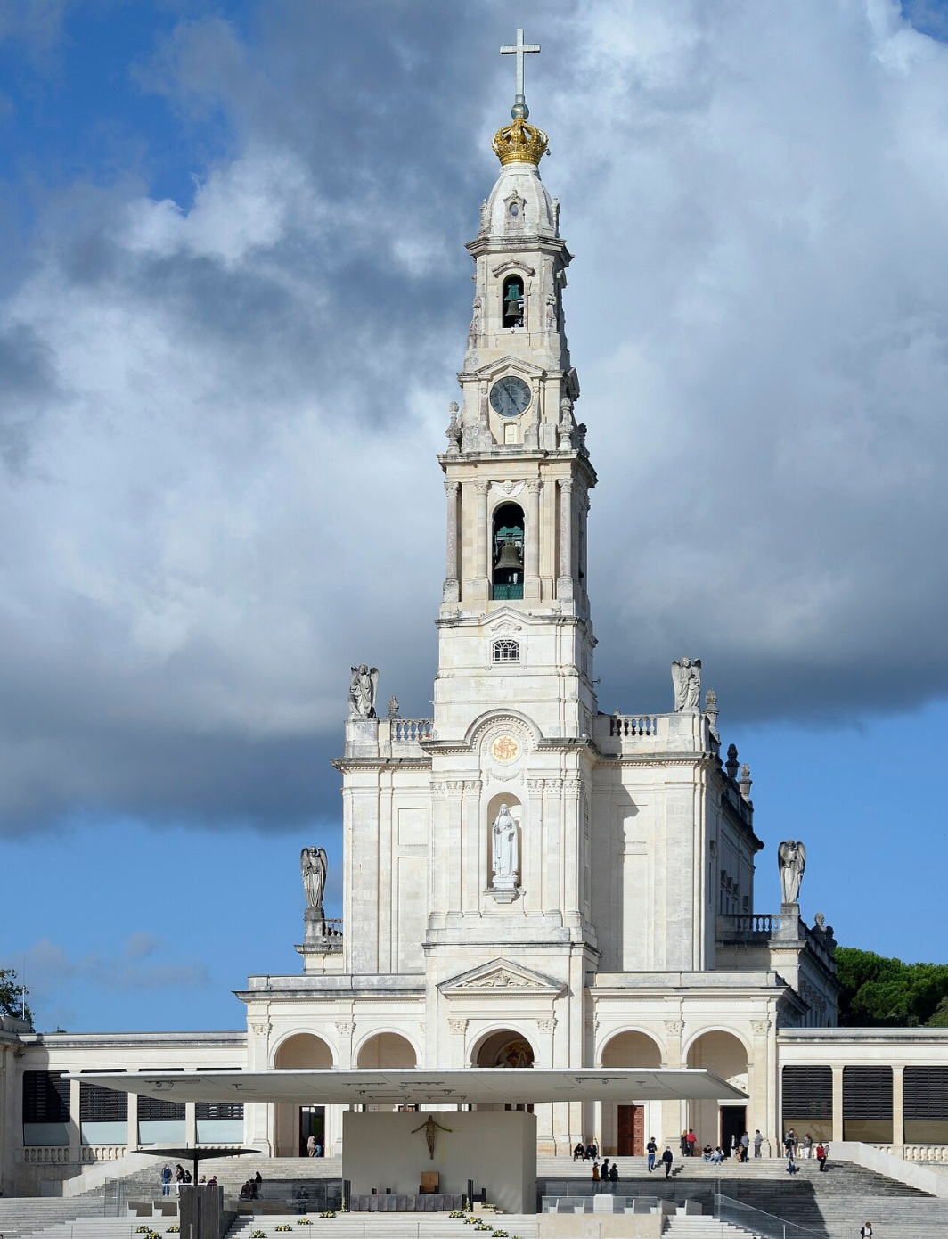 A Basílica de Nossa Senhora do Rosário, inaugurada em 1953, é um dos principais edifícios do complexo. O templo é um marco arquitetônico e espiritual que reforça a ligação com os videntes.