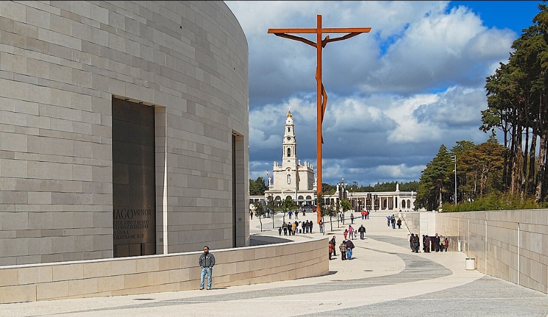 O impacto do santuário ultrapassa o âmbito religioso, pois impulsionou o desenvolvimento da região da Cova da Iria. A pequena aldeia transformou-se em cidade, com infraestrutura voltada ao turismo e à espiritualidade. Fátima tornou-se referência internacional de fé e cultura, atraindo pessoas de diferentes origens e crenças que encontram ali um espaço de encontro e esperança.