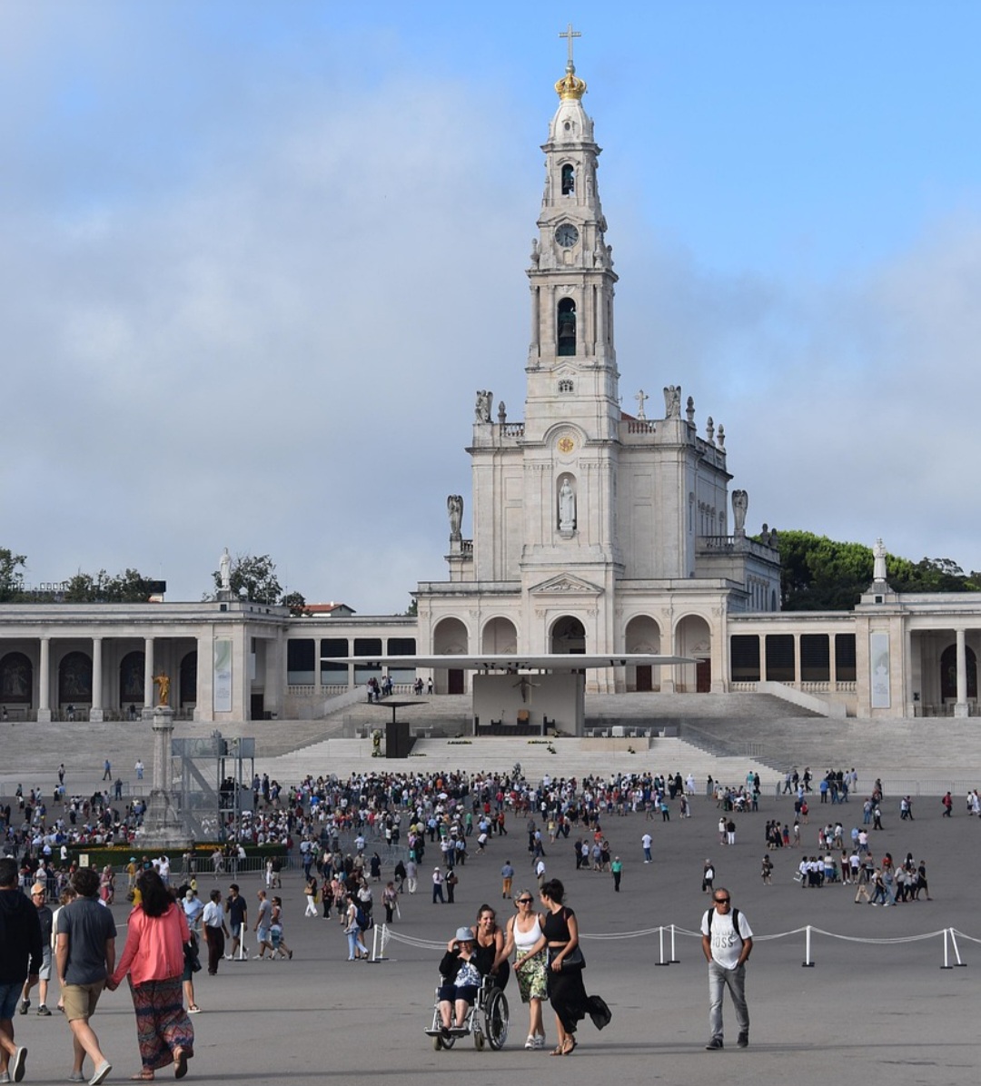 Hoje, o Santuário de Fátima é considerado um dos maiores destinos de turismo religioso do mundo. Sua atmosfera de oração e silêncio convida à reflexão, enquanto sua história conecta fé e cultura em um espaço de profunda espiritualidade. A cada visita, renova-se o sentido de devoção e esperança que o lugar inspira, fortalecendo sua posição como centro espiritual permanente e universal.