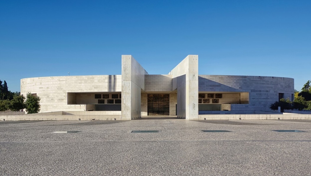 A Basílica da Santíssima Trindade, concluída em 2007, é uma das maiores igrejas católicas do mundo. Com capacidade para cerca de nove mil pessoas, foi construída para acolher o crescente número de peregrinos. Sua arquitetura moderna contrasta com a tradição, mas integra-se ao espírito do santuário e simboliza a renovação da fé.