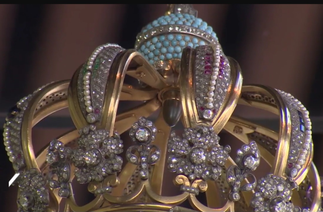 A coroa de Nossa Senhora de Fátima é uma das joias mais importantes de Portugal, feita em 1942 com ouro e pedras preciosas oferecidas por mulheres do país. Em 1982, foi enriquecida com a bala retirada do corpo de João Paulo 2º após o atentado em Roma. Esse detalhe reforça a ligação entre Fátima e a história da Igreja, tornando a peça um ícone de devoção e memória.