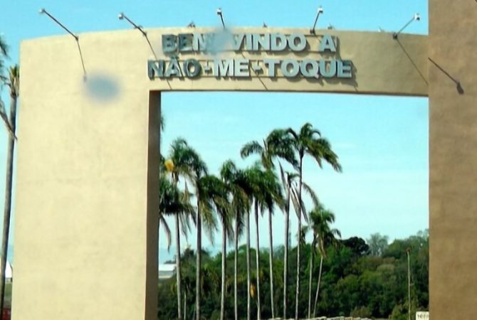 Por que a cidade de Não-Me-Toque recebeu esse nome curioso? Descubra