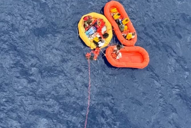Sobreviventes de queda de avião passam 5 horas no mar após acidente perto da Flórida; e escapam por pouco de uma tempestade