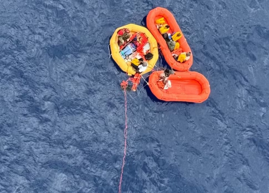 Um avião bimotor que fazia o trajeto entre as Bahamas e os Estados Unidos caiu no mar perto da costa da Flórida, na tarde de 12 de maio de 2026.  A aeronave levava 11 pessoas entre passageiros e tripulantes, que sobreviveram ao impacto e aguardaram socorro em boias infláveis no oceano. -  (crédito: Divulgação Guarda Costeira dos EUA)