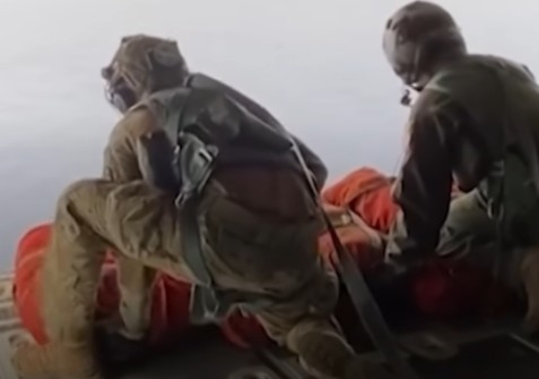 Durante a queda, o avião conseguiu emitir um sinal de emergência que foi captado pelas autoridades americanas. Coincidentemente, uma aeronave militar especializada em busca e resgate estava na região em treinamento e participou rapidamente da operação de salvamento.