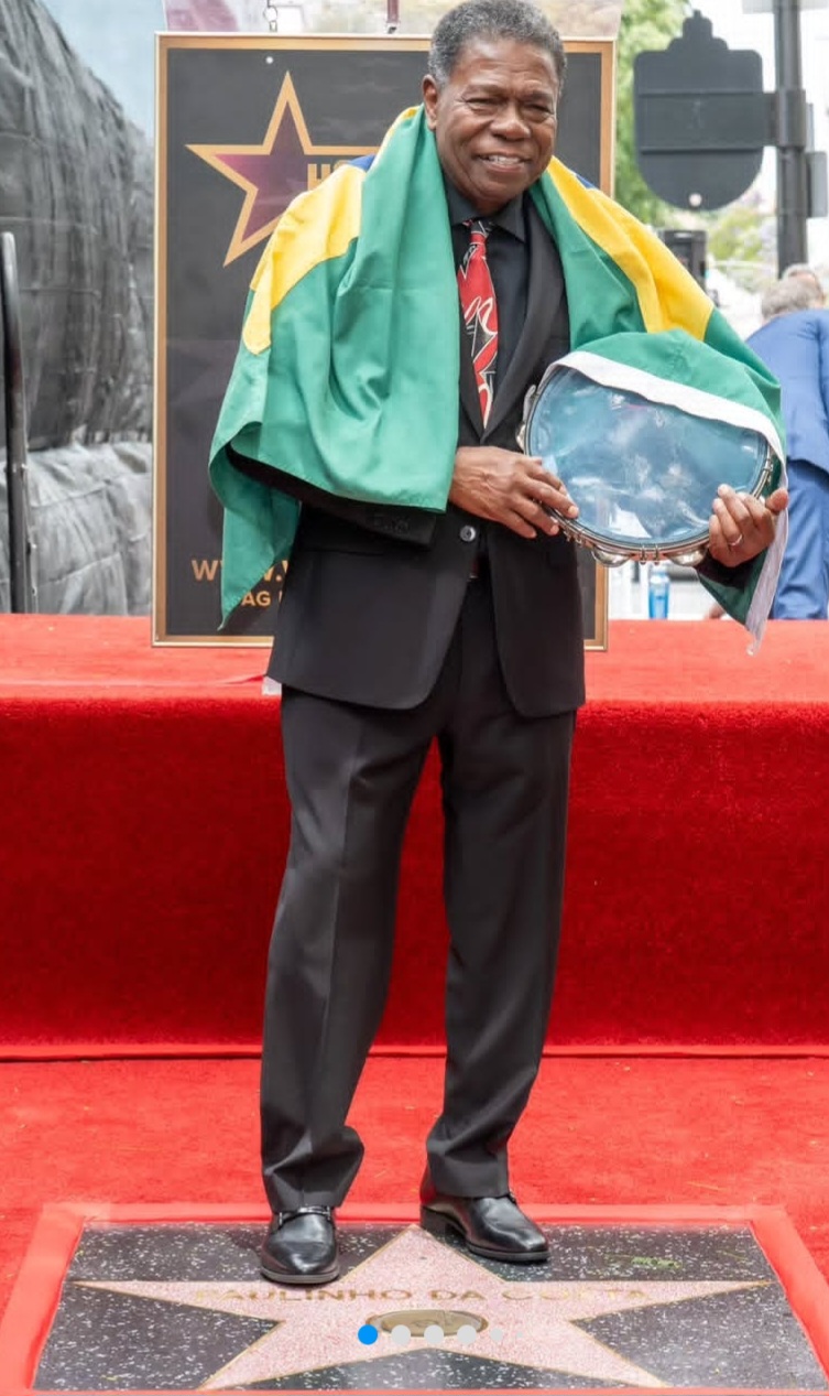 O percussionista Paulinho da Costa foi homenageado com uma estrela na Calçada da Fama de Hollywood, reconhecimento que celebra décadas de contribuição à música. Ele é o primeiro brasileiro nascido no país a receber tal homenagem.  -  (crédito: Reprodução Instagram Paulinho da Costa)