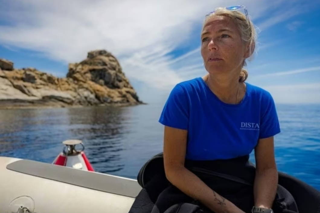 As Maldivas vivem uma grande operação de buscas após a morte de cinco turistas italianos durante um mergulho em uma caverna submarina profunda. O acidente ocorreu no Atol de Vaavu e mobilizou barcos, aeronaves e equipes especializadas em uma região considerada de alto risco até mesmo para mergulhadores experientes. Uma das vítimas é Monica Montefalcone,  que sobreviveu a um tsunami em 2004. -  (crédito: divulgação Greenpeace)