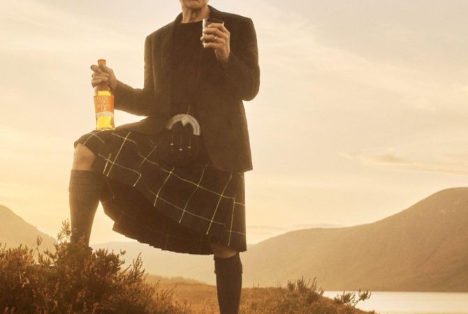 Harrison Ford surpreende ao usar kilt em campanha de marca de uísque