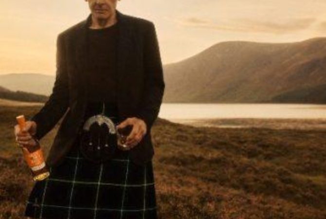 Harrison Ford surpreende ao usar kilt em campanha de marca de uísque