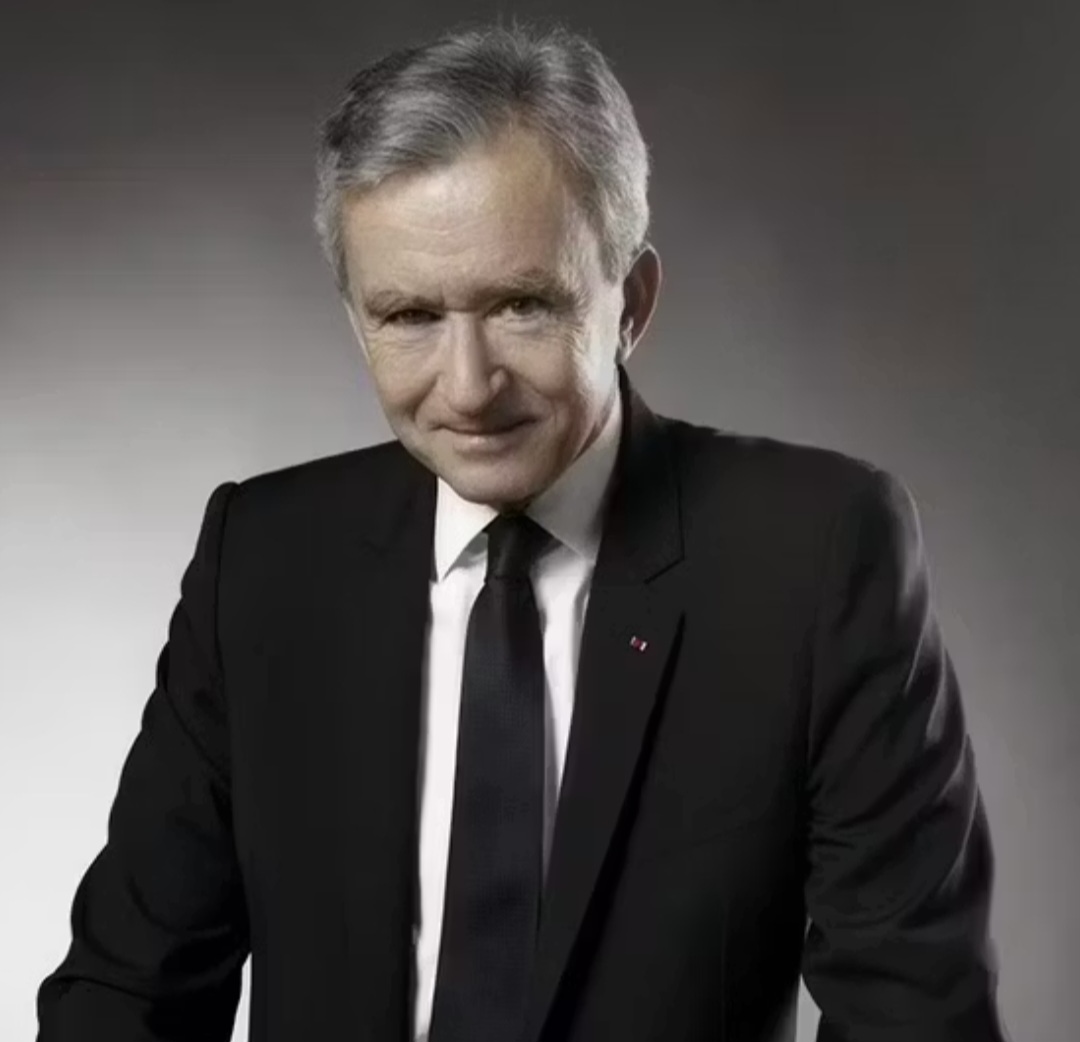 O lançamento também reforça uma tendência cada vez mais comum entre marcas de luxo: associar produtos tradicionais a celebridades internacionais. Além do peso de Harrison Ford, a presença indireta de Bernard Arnault (foto) e da LVMH ajudou a transformar o novo whisky em um assunto comentado muito além do universo das bebidas.