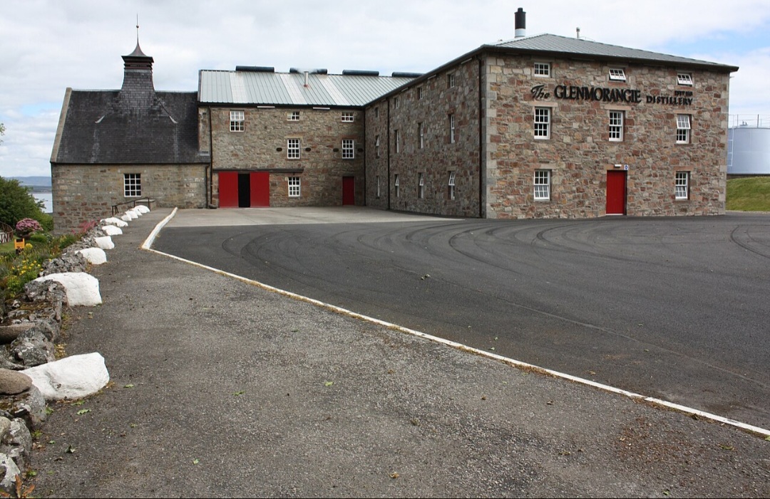 Glenmorangie foi fundada em 1843 e se tornou uma das destilarias de single malt mais conhecidas do mundo. A marca escocesa ganhou destaque internacional pela produção de bebidas envelhecidas em barris especiais, muitas vezes usados anteriormente para vinho, conhaque ou bourbon.