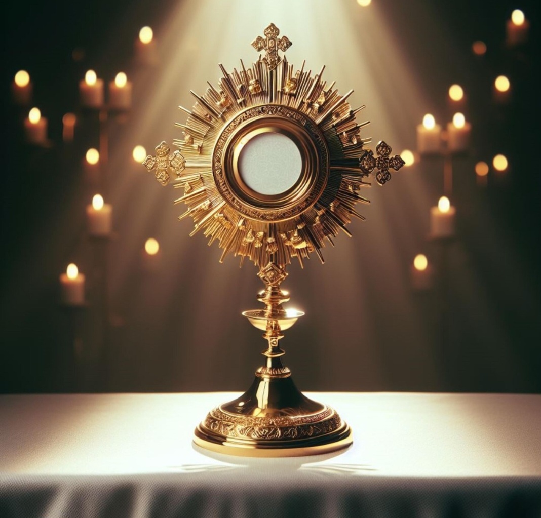 Grande parte dos ostensórios apresenta formato semelhante ao de um sol, com raios metálicos ao redor da área central onde fica a hóstia consagrada. A cruz no topo também é um elemento frequente. Muitas peças recebem acabamento dourado e ornamentação elaborada, que varia conforme a época e o estilo artístico.